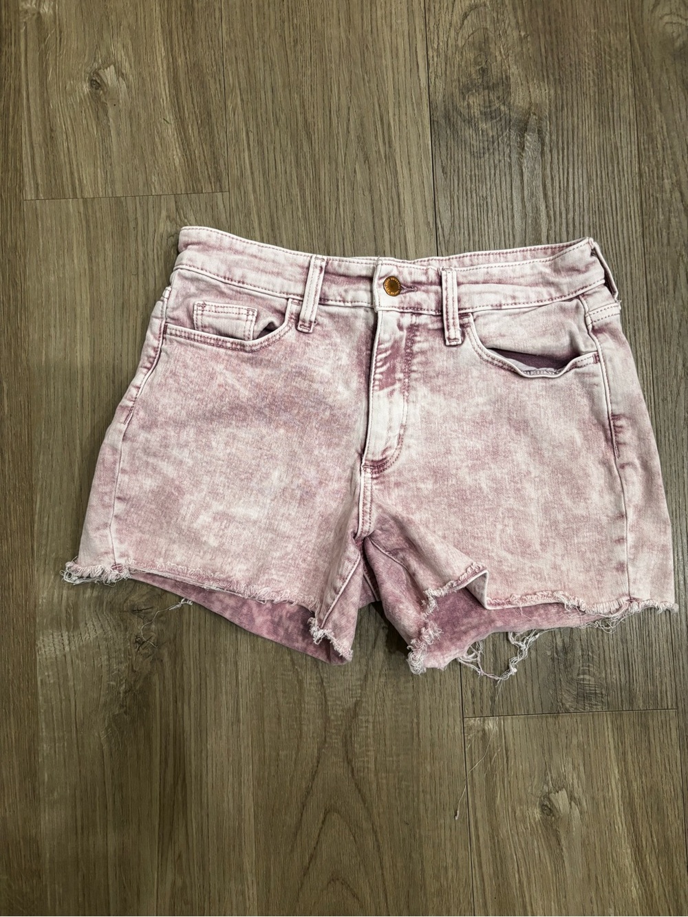 Universal Thread Womenโs Pink Acid-Wash Denim Shorts size 6